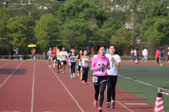 说明: I:\伟德国际1946手机第四十六届田径运动会圆满结束\3000米领跑.jpg