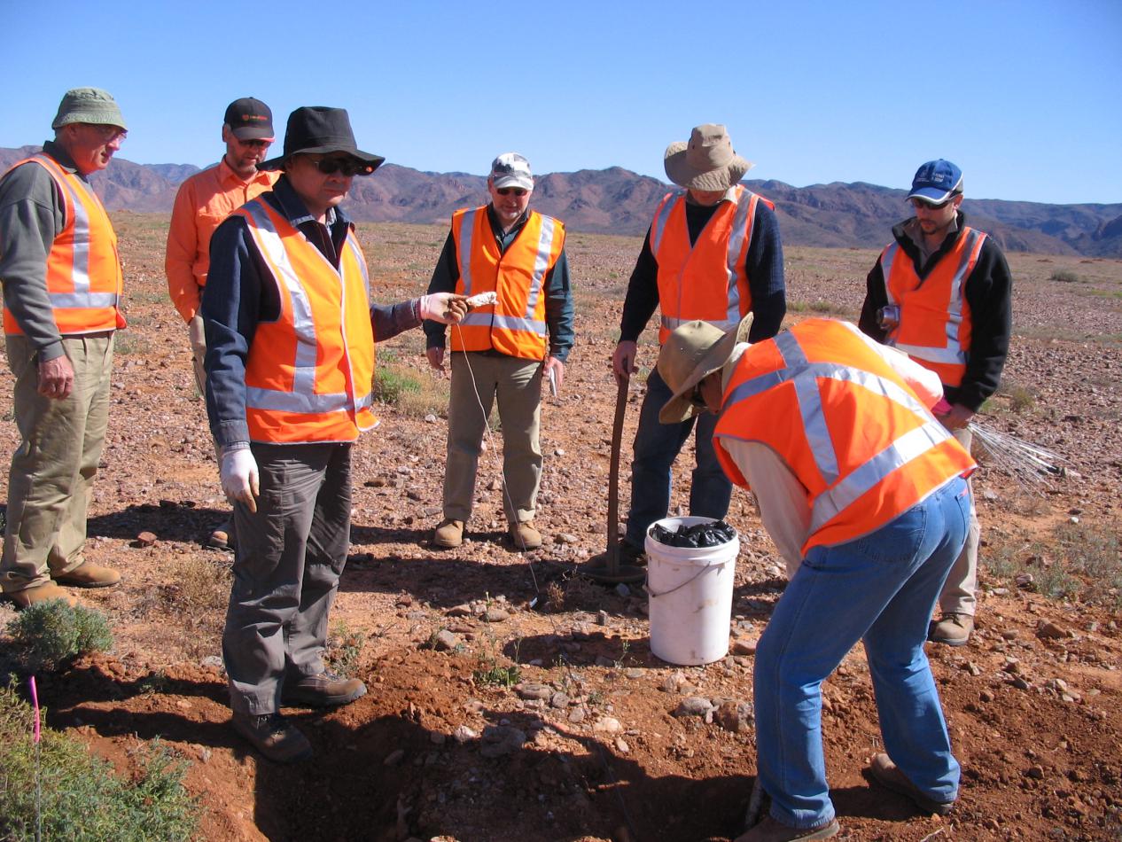 2015年第六次李四光优秀学生提名奖-姜大明部长为周旻玥颁奖