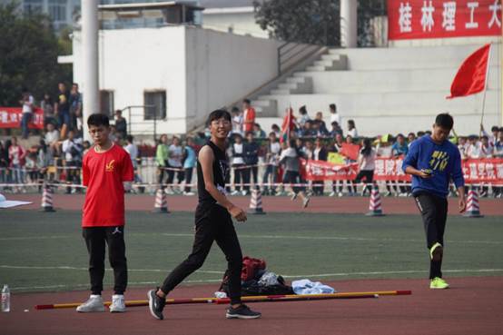 说明: I:\伟德国际1946手机第四十六届田径运动会圆满结束\获胜后的喜悦.jpg